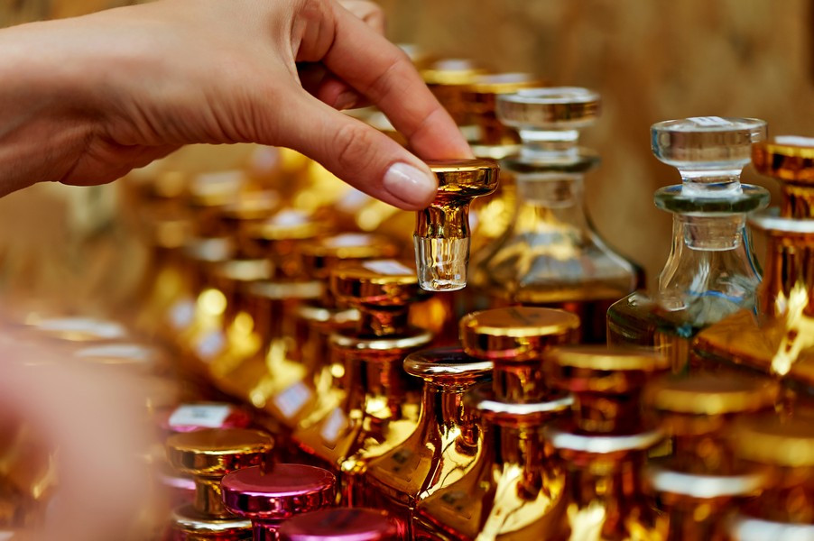 Utrwalacze aromatu, czyli najczęściej stosowane bazowe składniki perfum
